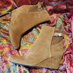Isaac Mizrahi Live Tan Suede Leather Wedge Heel Ankle Boots Booties Women Size 9